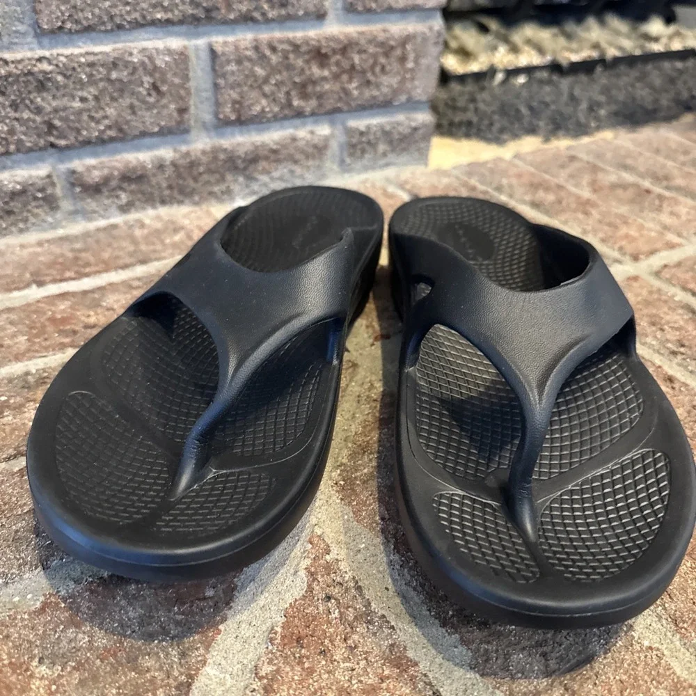 Oofos Recovery Slip-On Sandal M8 W10 Black Flip Flops Gorpcore Athleisure Beach